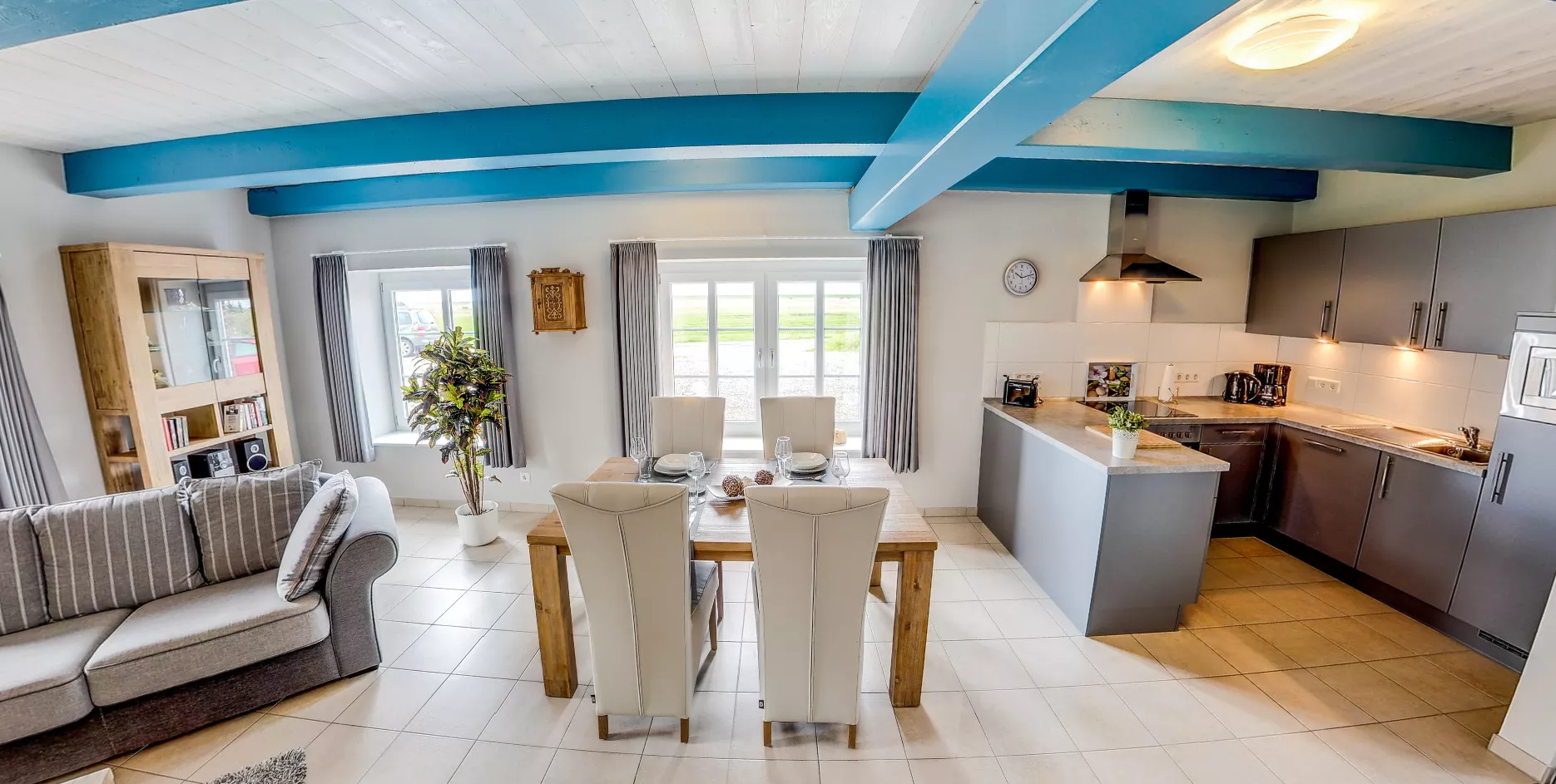 Charaktervolle Ferienwohnung Alte Kirche mit liebevollen Details, ruhigem Wohnbereich und Essplatz