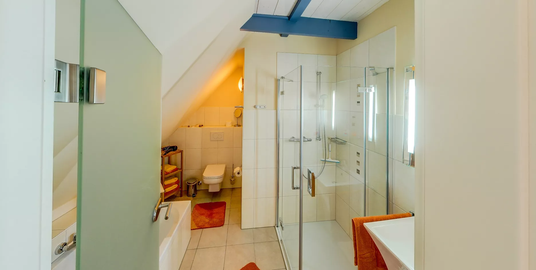 Modernes Badezimmer mit Dusche, Badewanne und Dachschräge