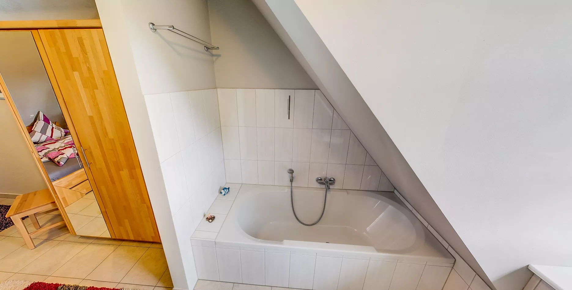 Badewanne Seegarden – unter Dachschräge mit Fenster