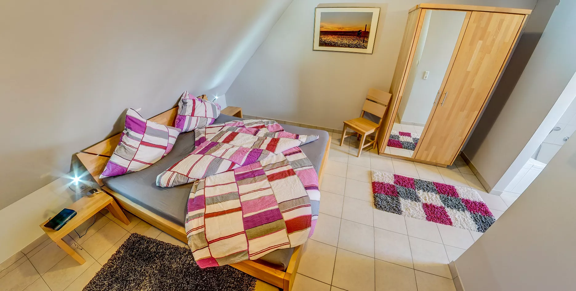 Schlafzimmer Seegarden – Streifenbettwäsche, Spiegel-Schrank und blauer Balken