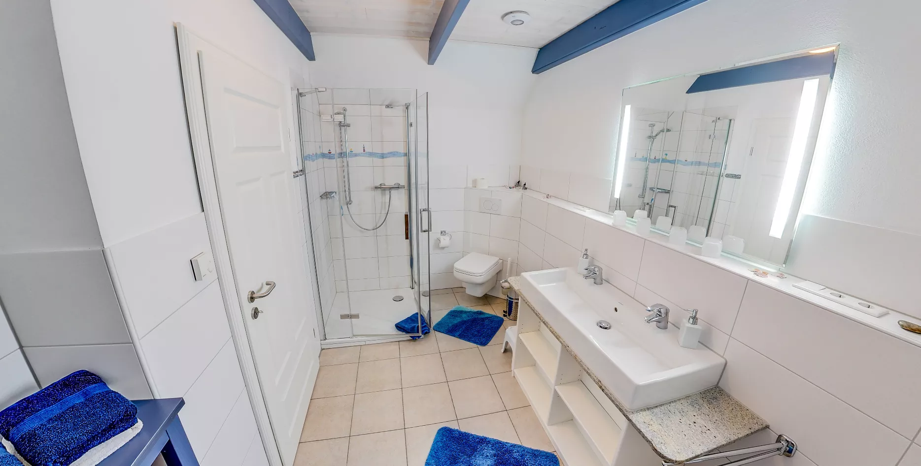 Badezimmer Vogelkoje – moderne Dusche, Waschbecken und helle Fliesen