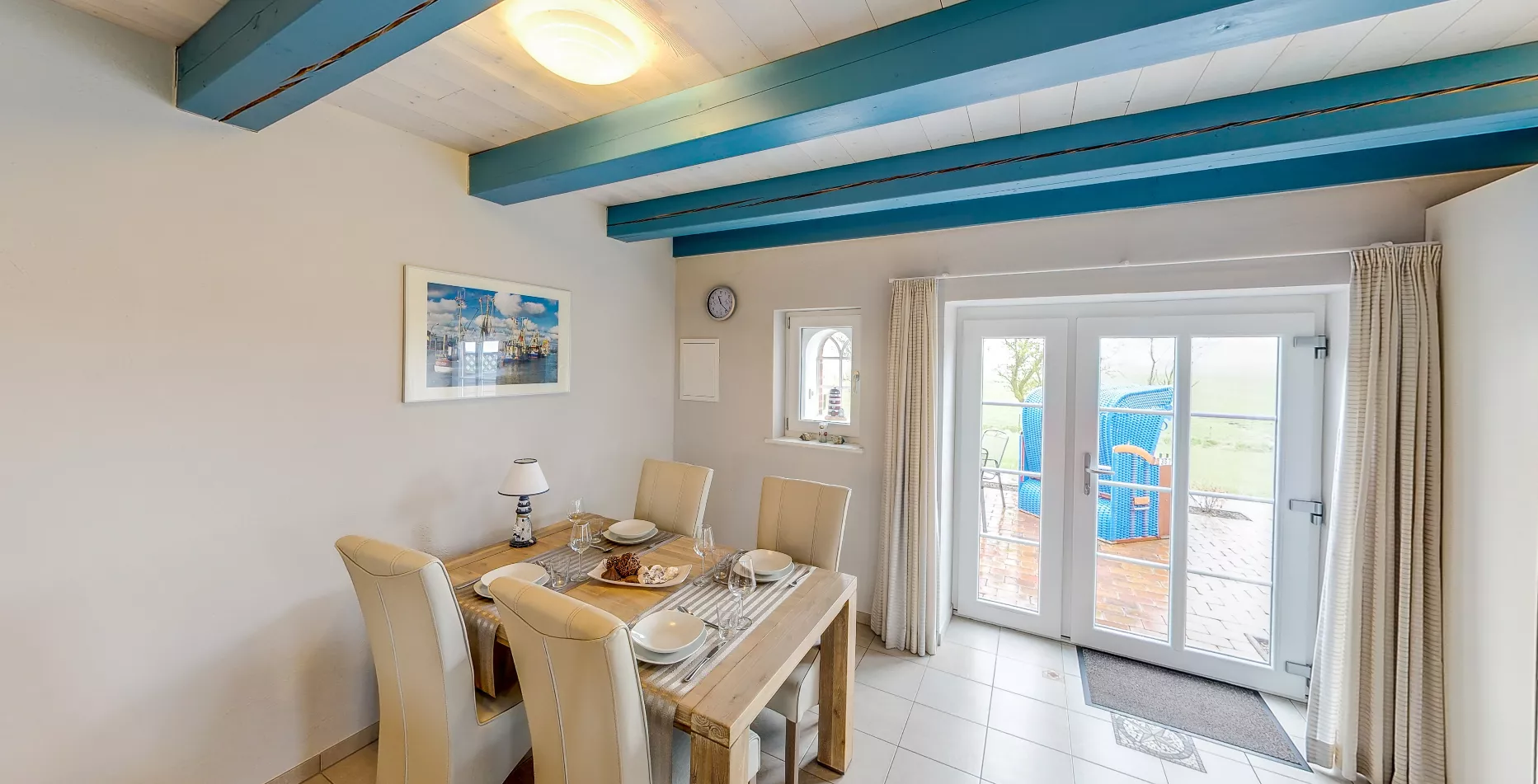 Küche der Ferienwohnung Vogelkoje – voll ausgestattet mit Essplatz für vier Personen